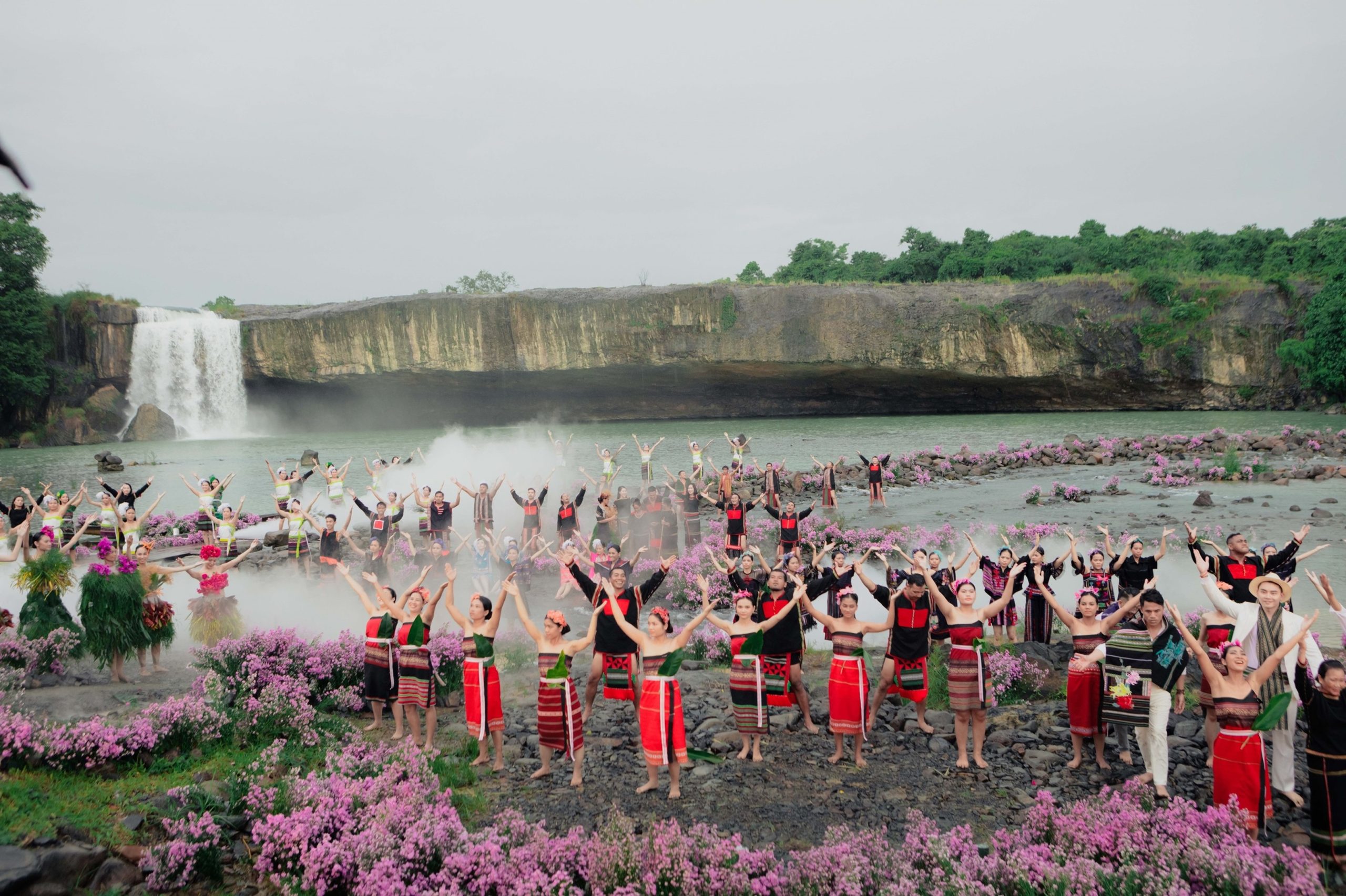 Nearly 300 artists of Vietnamese ethnic groups performed the show ‘Ban Me Oi’ in Dak Lak