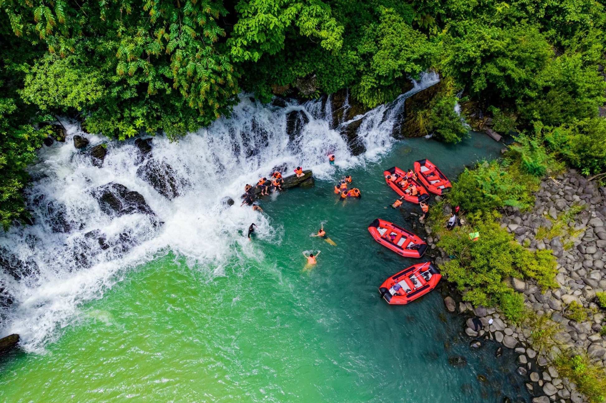 TOUR RAFTING CHÈO THUYỀN VƯỢT THÁC
